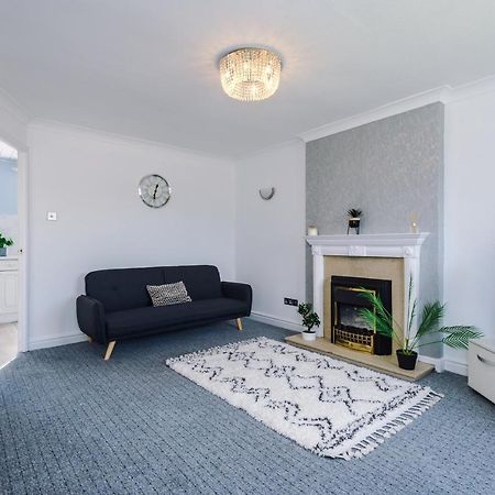 Family Friendly 3-Bed Home With Free Parking On Site Huddersfield Exterior foto
