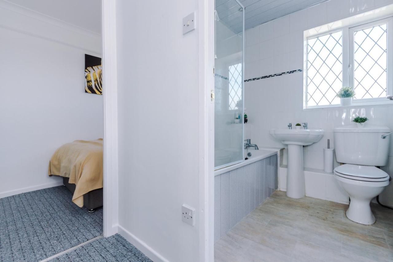 Family Friendly 3-Bed Home With Free Parking On Site Huddersfield Exterior foto