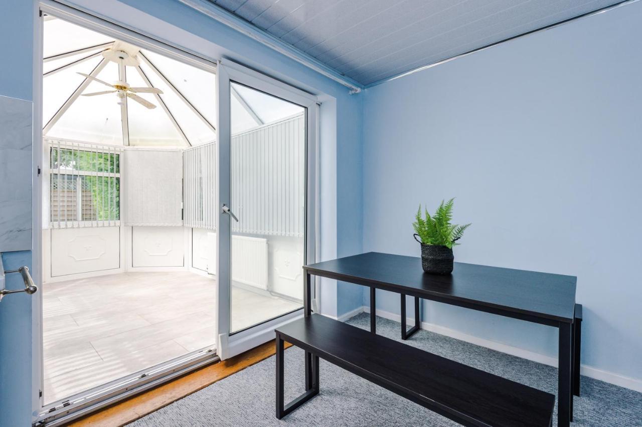 Family Friendly 3-Bed Home With Free Parking On Site Huddersfield Exterior foto