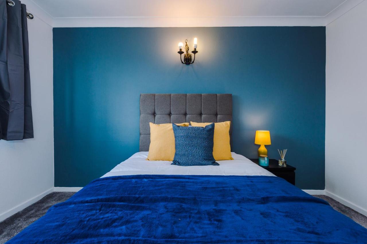 Family Friendly 3-Bed Home With Free Parking On Site Huddersfield Exterior foto