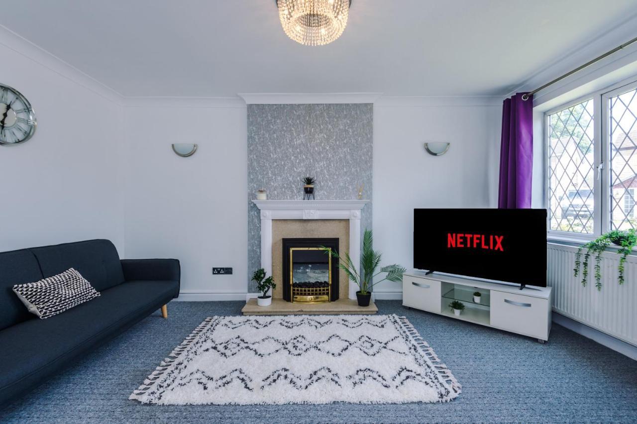 Family Friendly 3-Bed Home With Free Parking On Site Huddersfield Exterior foto