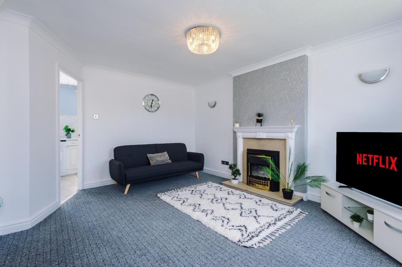 Family Friendly 3-Bed Home With Free Parking On Site Huddersfield Exterior foto