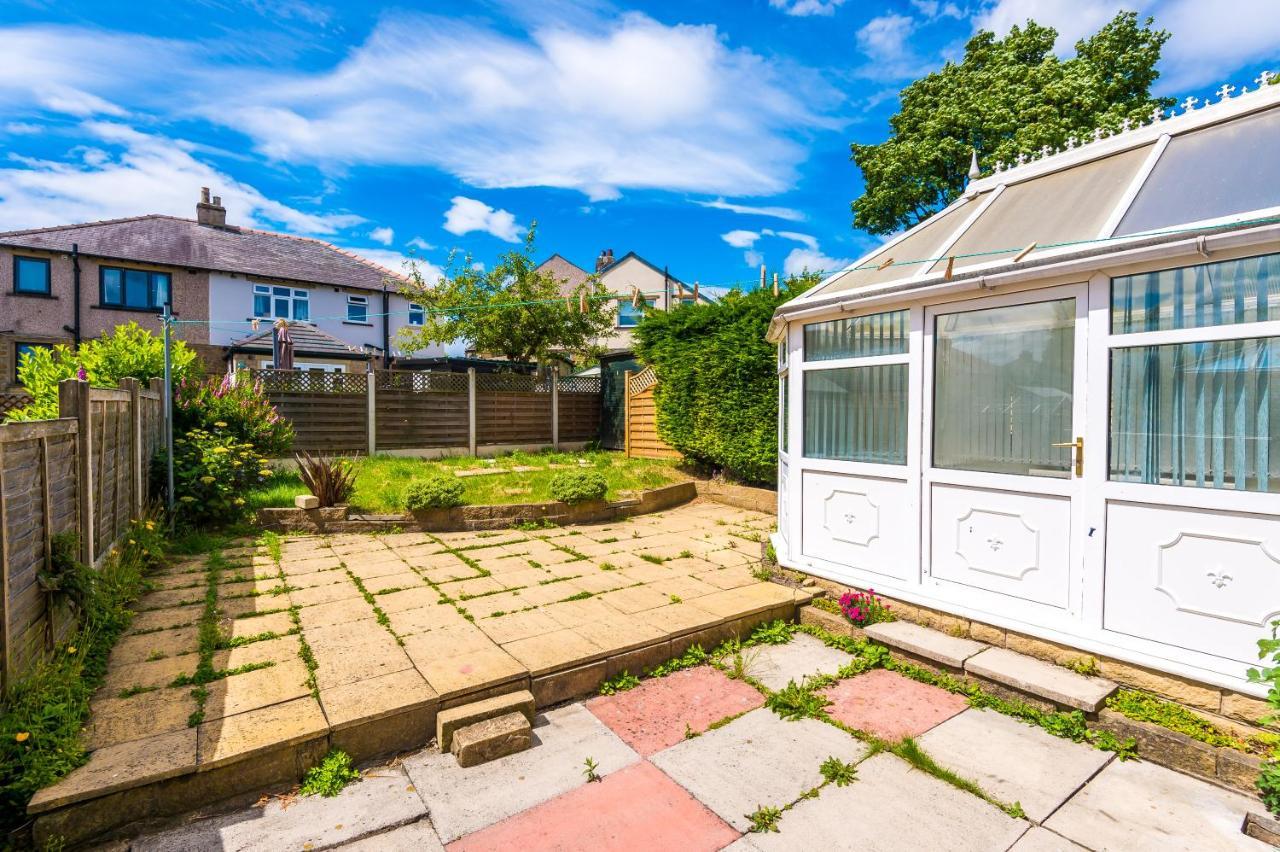 Family Friendly 3-Bed Home With Free Parking On Site Huddersfield Exterior foto